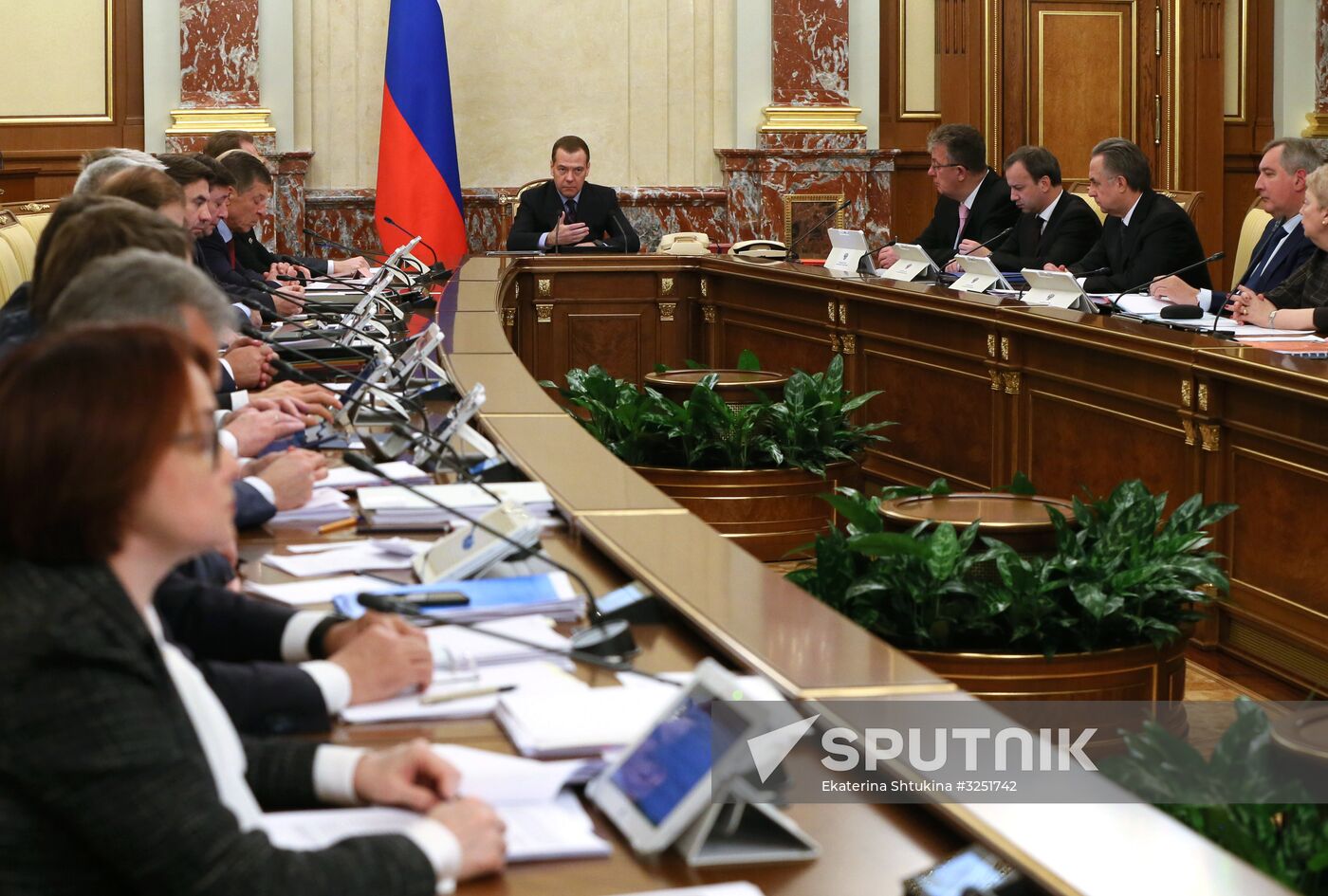 Prime Minister Medvedev chairs Government meeting