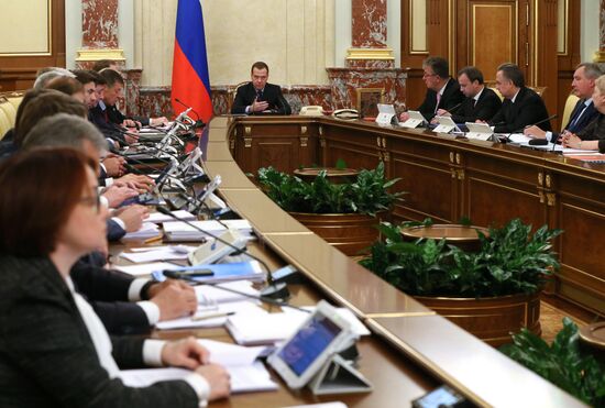 Prime Minister Medvedev chairs Government meeting