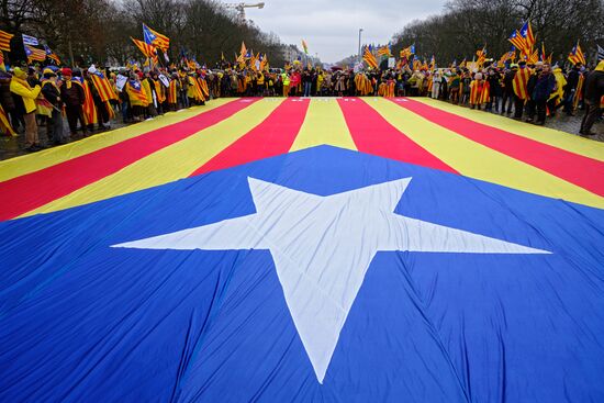 Catalans rally in Brussels in support of Carles Puigdemont