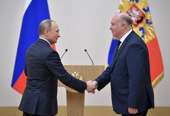 President Putin presents state awards to Rostec Corporation employees
