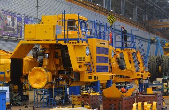 Production of large dump trucks at BelAZ Plant