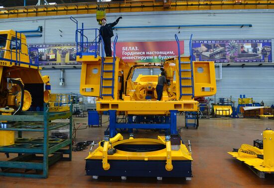Production of large dump trucks at BelAZ Plant
