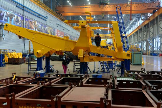Production of large dump trucks at BelAZ Plant