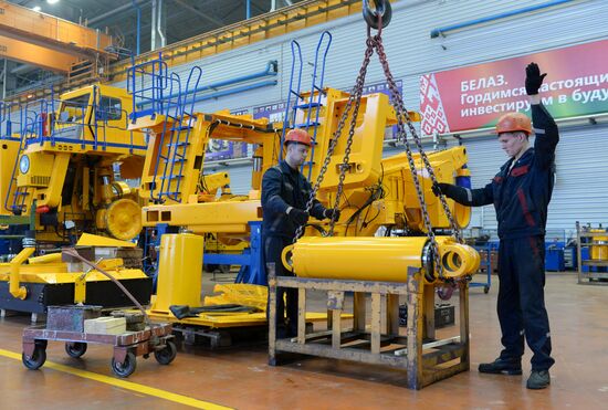 Production of large dump trucks at BelAZ Plant