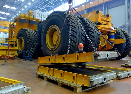 Production of large dump trucks at BelAZ Plant