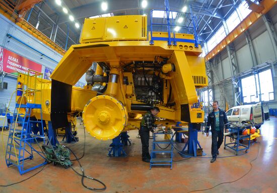 Production of large dump trucks at BelAZ Plant