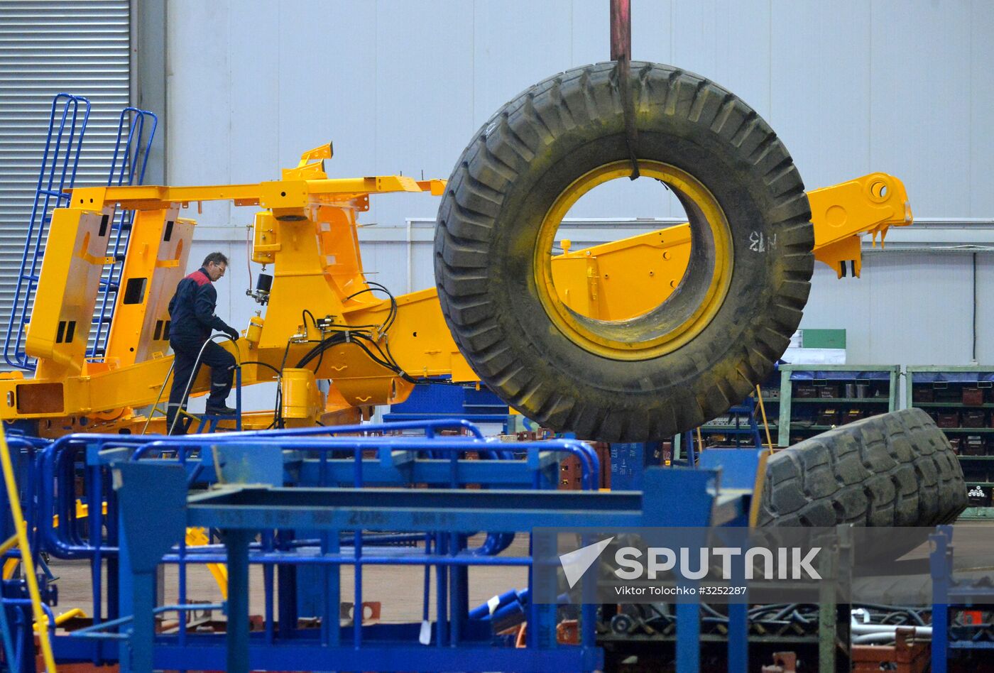 Manufacturing large dump trucks in the ultraheavy vehicle shop of the Belarusian Car Company (BelAZ) in Zhodzina, Minsk Region. Location: Belarus. Author: Viktor Tolochko/Sputnik/РИА Новости. Production of large dump trucks at BelAZ Plant