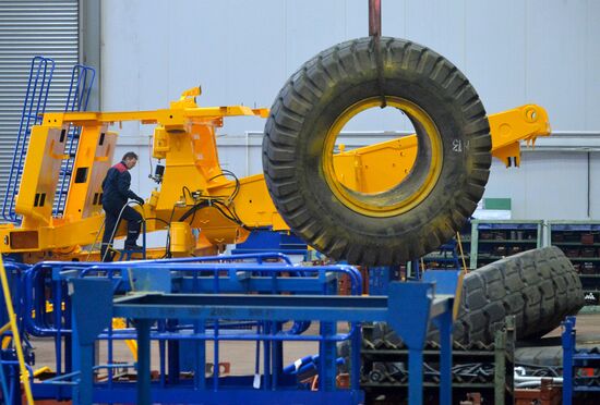Production of large dump trucks at BelAZ Plant