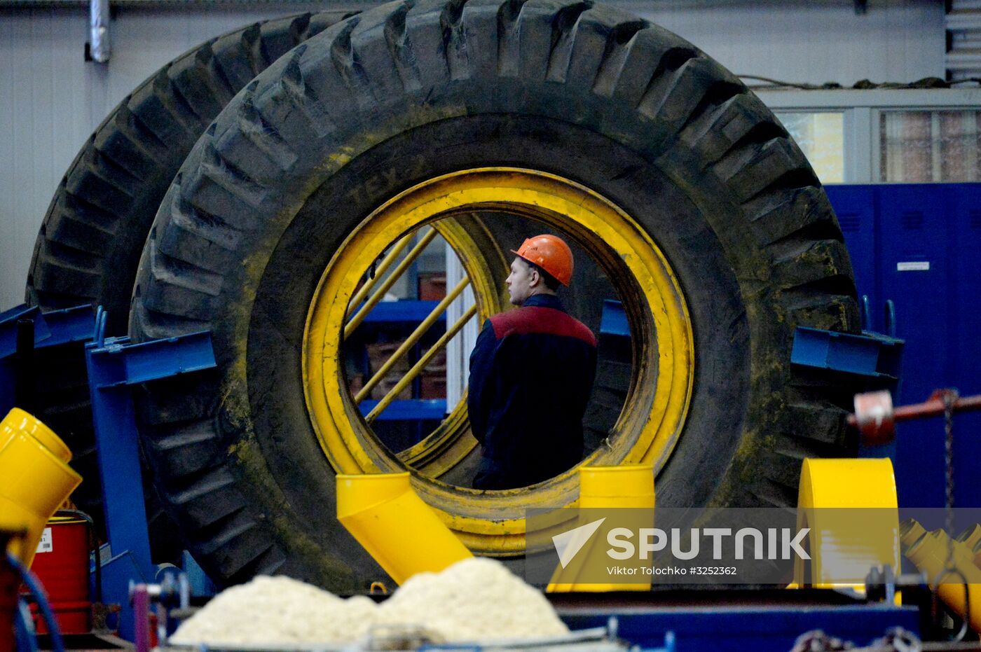 Production of large dump trucks at BelAZ Plant