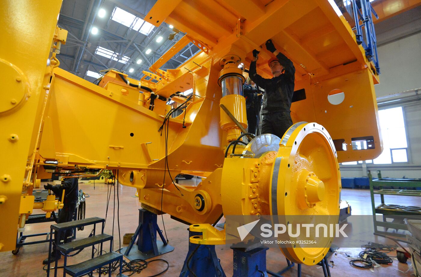 Production of large dump trucks at BelAZ Plant
