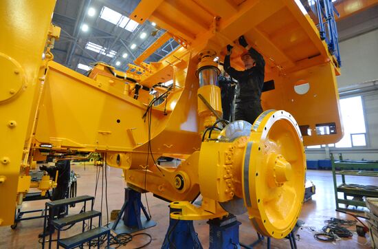 Production of large dump trucks at BelAZ Plant