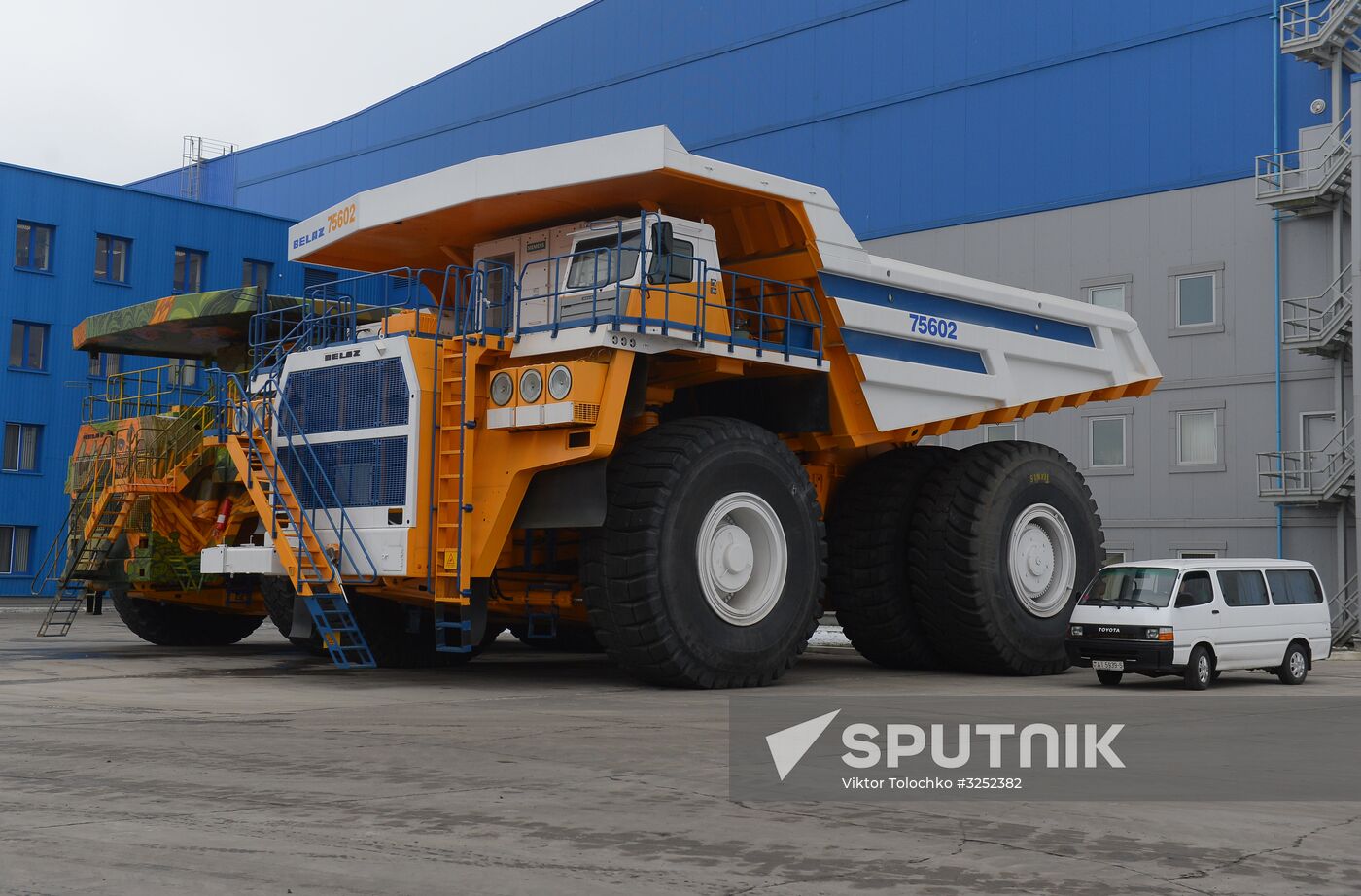 A BelAZ 75602 dump truck with a lifting capacity of 360 tons outside the super-heavy trucks shop at the Belarusian Automobile Plant in Zhodino, the Minsk Region, Belarus. Location: Belarus. Author: Viktor Tolochko/Sputnik/РИА Новости. Production of large dump trucks at BelAZ Plant