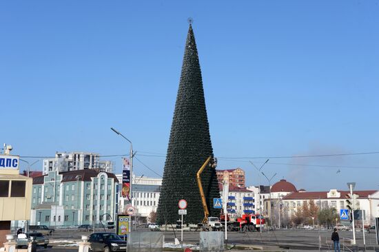 Decorating New Year tree in Grozny