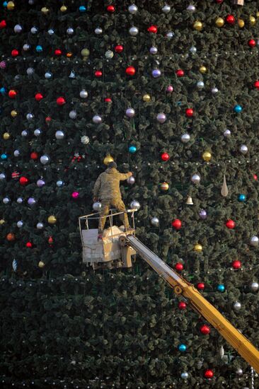 Decorating New Year tree in Grozny