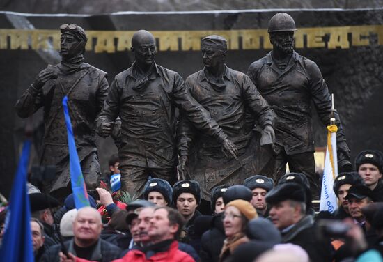 Monument to Chernobyl nuclear disaster relief workers unveiled