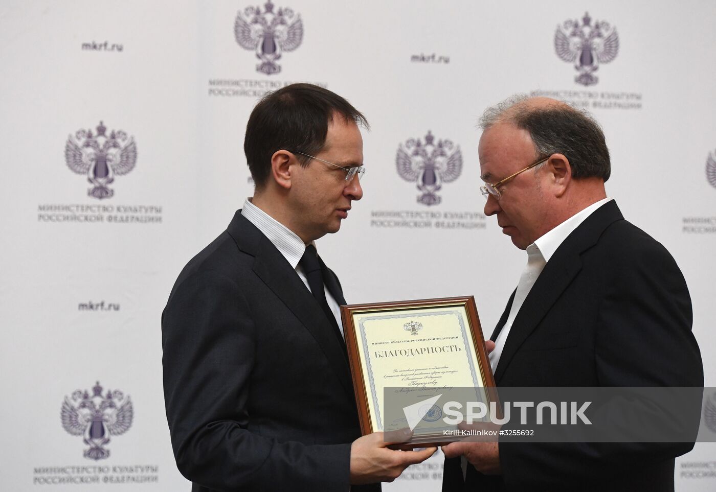 Presenting state decorations to culture and arts workers