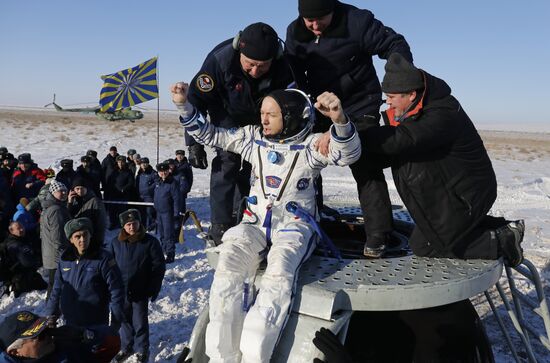 Soyuz MS-05 manned spacecraft landing