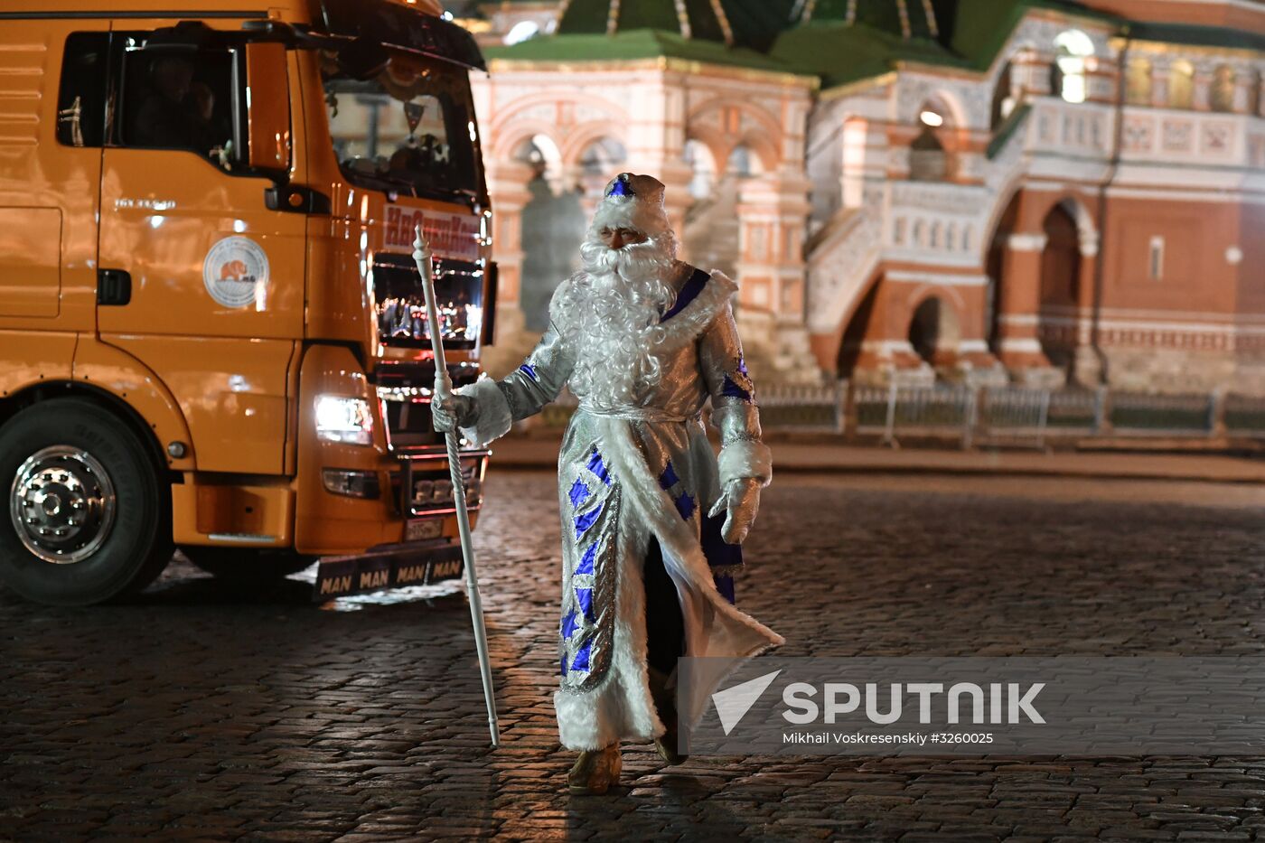 Delivering New Year tree to Kremlin