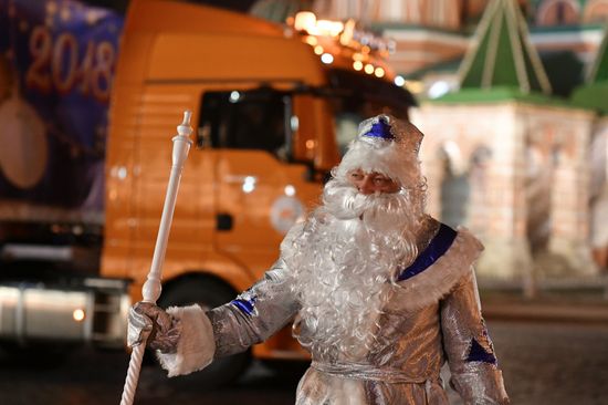 Delivering New Year tree to Kremlin