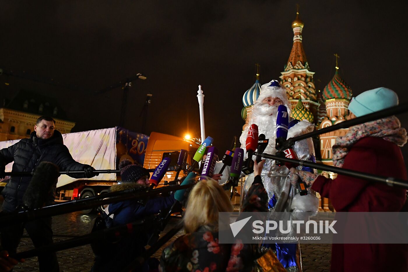 Delivering New Year tree to Kremlin