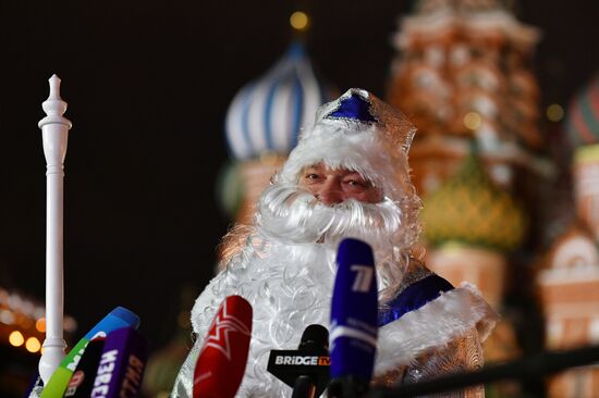 Delivering New Year tree to Kremlin