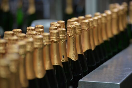 Prooduction of champagne in Chelyabinsk