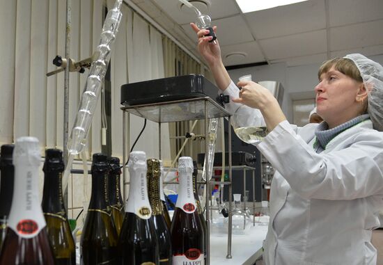 Prooduction of champagne in Chelyabinsk