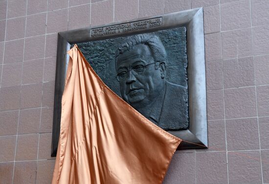 Unveiling memorial plaque to Andrei Karlov in Moscow