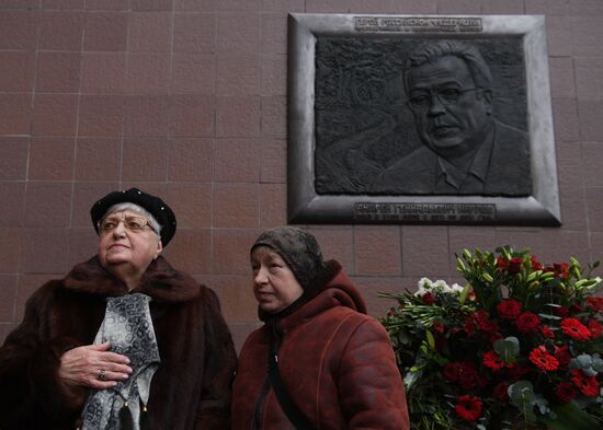 Unveiling memorial plaque to Andrei Karlov in Moscow