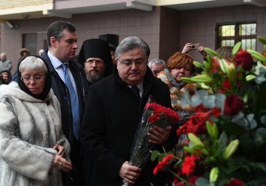 Unveiling memorial plaque to Andrei Karlov in Moscow