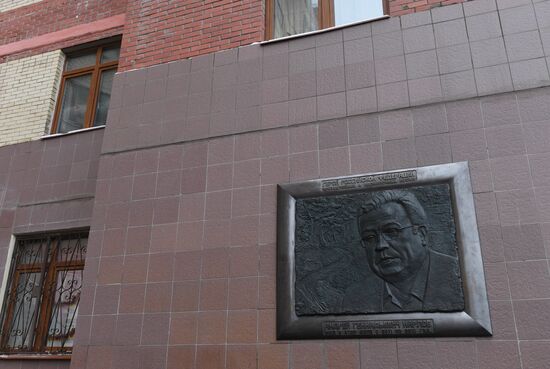 Unveiling memorial plaque to Andrei Karlov in Moscow