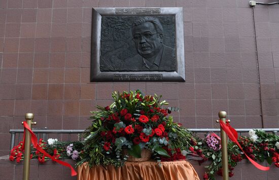 Unveiling memorial plaque to Andrei Karlov in Moscow