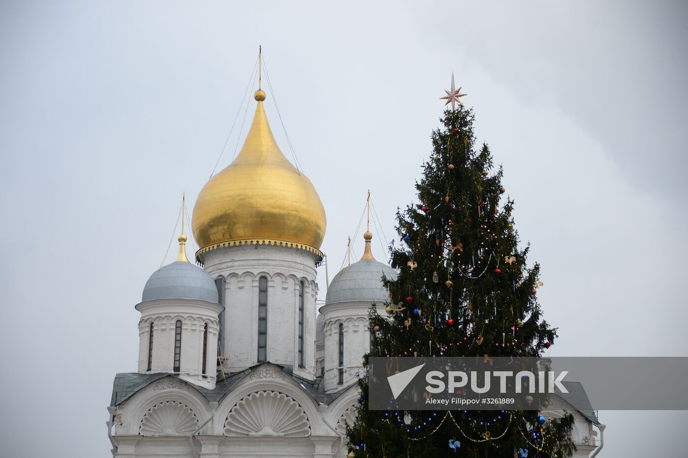 Decorating New Year's tree on Moscow Kremlin's Cathedral Square