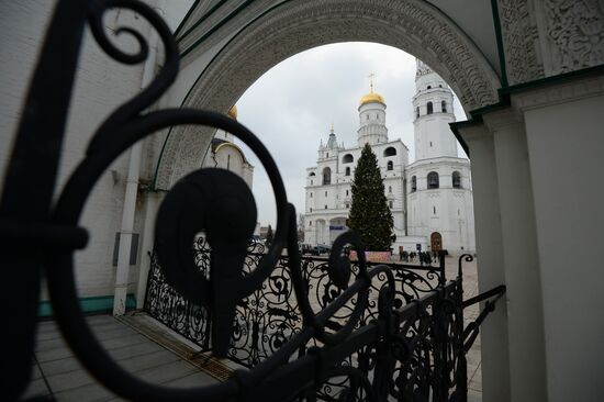 Decorating New Year's tree on Moscow Kremlin's Cathedral Square