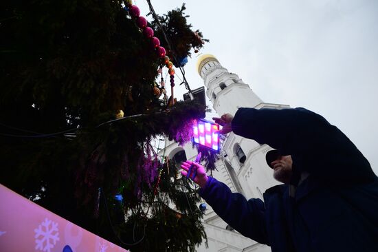 Decorating New Year's tree on Moscow Kremlin's Cathedral Square