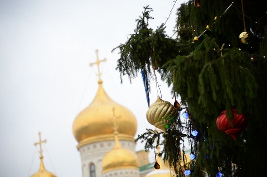 Decorating New Year's tree on Moscow Kremlin's Cathedral Square