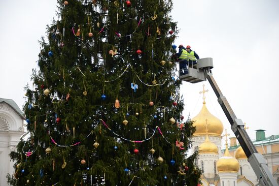 Decorating New Year's tree on Moscow Kremlin's Cathedral Square