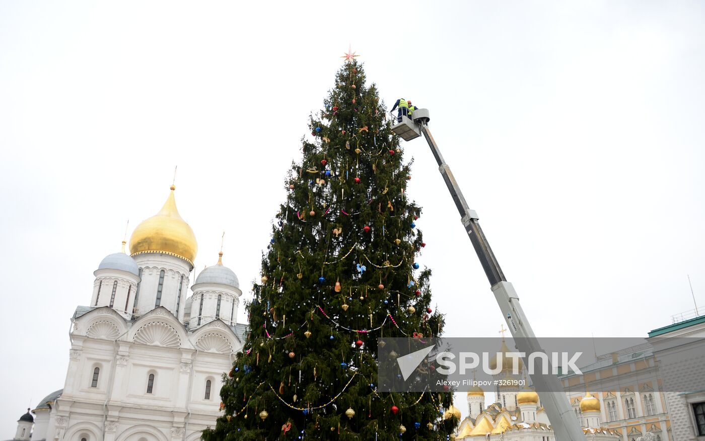 Decorating New Year's tree on Moscow Kremlin's Cathedral Square