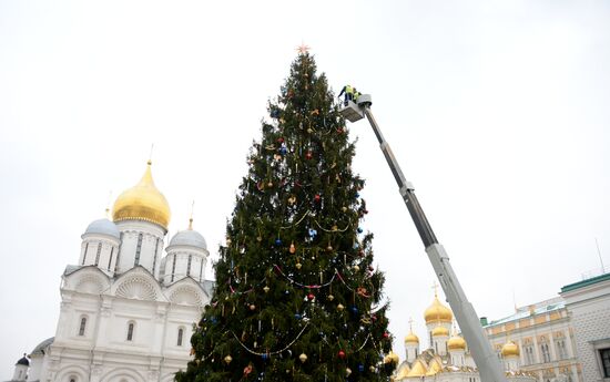 Decorating New Year's tree on Moscow Kremlin's Cathedral Square