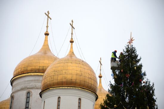 Decorating New Year's tree on Moscow Kremlin's Cathedral Square