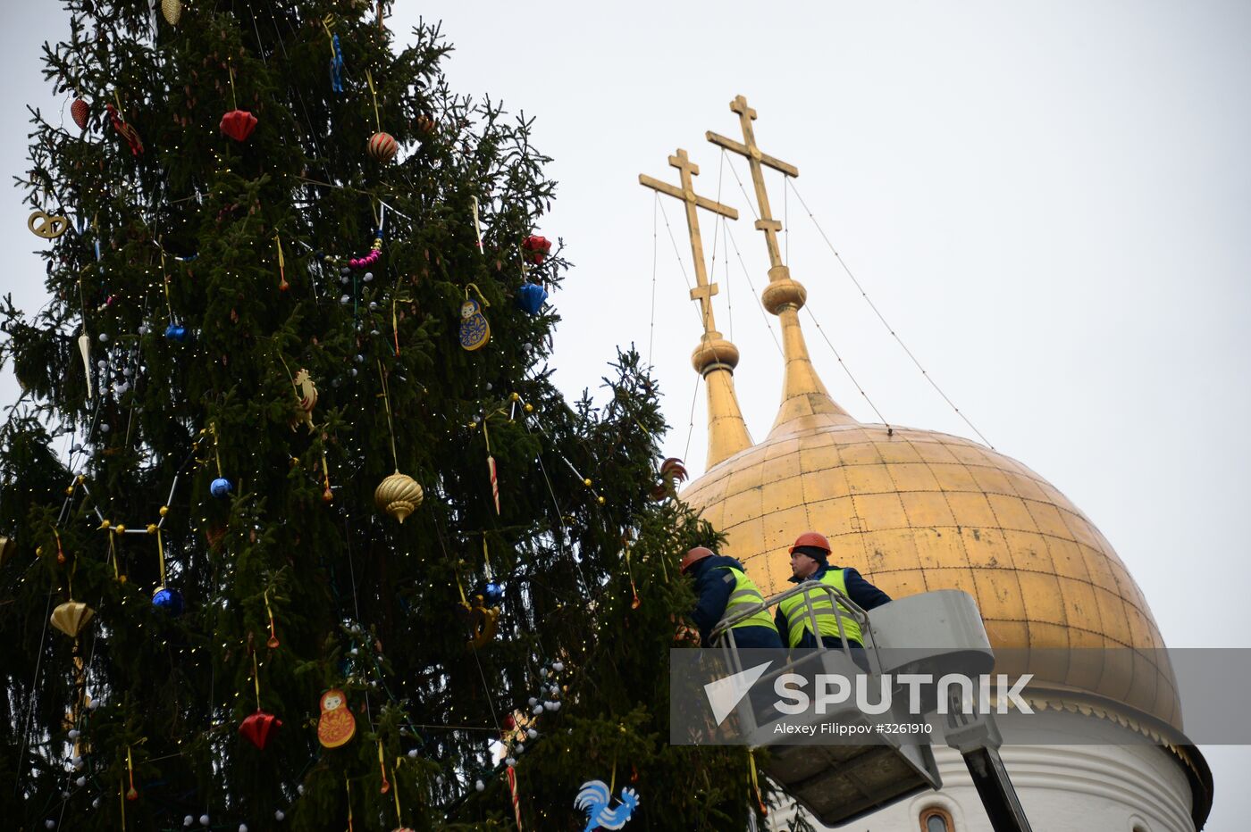 Decorating New Year's tree on Moscow Kremlin's Cathedral Square