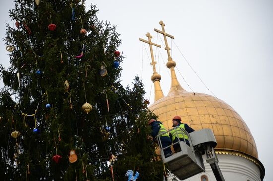 Decorating New Year's tree on Moscow Kremlin's Cathedral Square