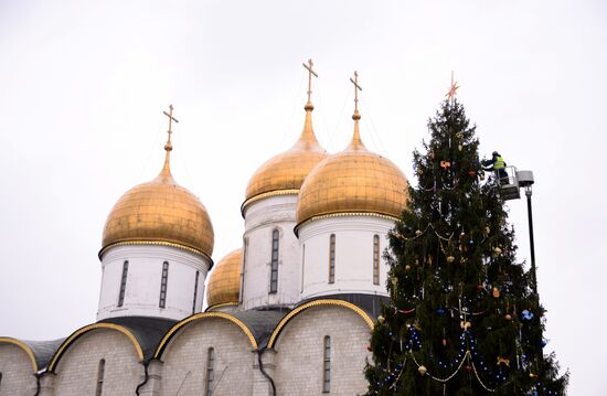 Decorating New Year's tree on Moscow Kremlin's Cathedral Square