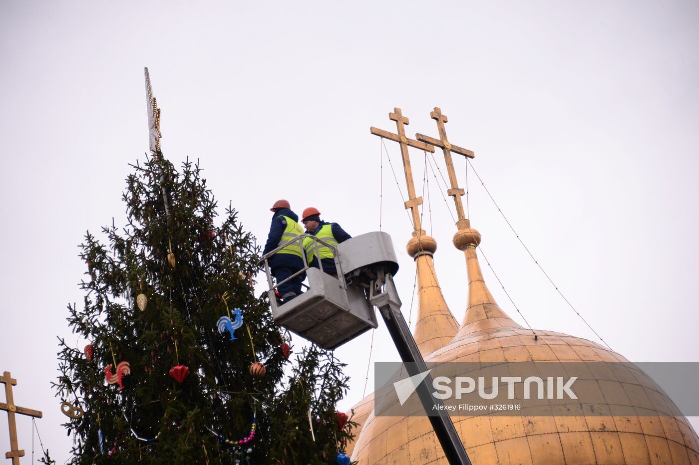 Decorating New Year's tree on Moscow Kremlin's Cathedral Square