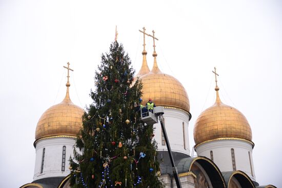 Decorating New Year's tree on Moscow Kremlin's Cathedral Square