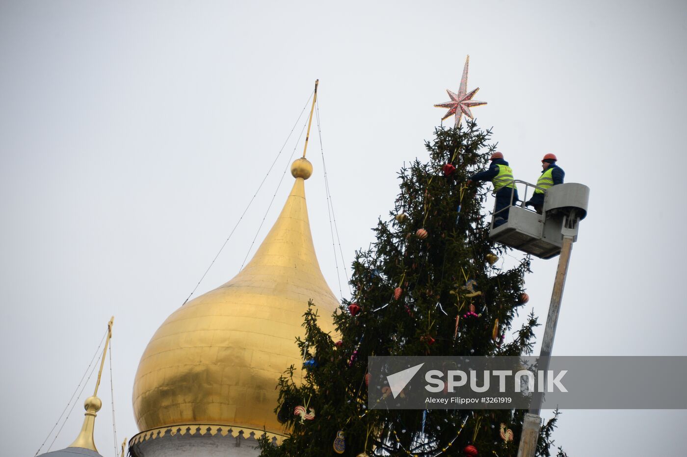 Decorating New Year's tree on Moscow Kremlin's Cathedral Square
