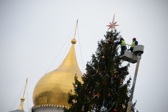 Decorating New Year's tree on Moscow Kremlin's Cathedral Square