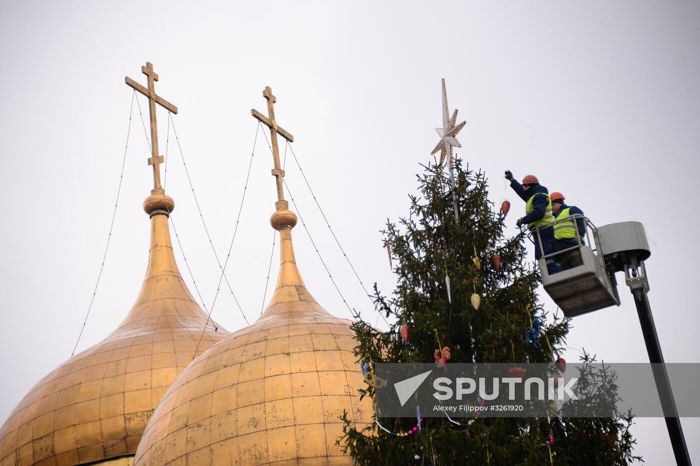 Decorating New Year's tree on Moscow Kremlin's Cathedral Square