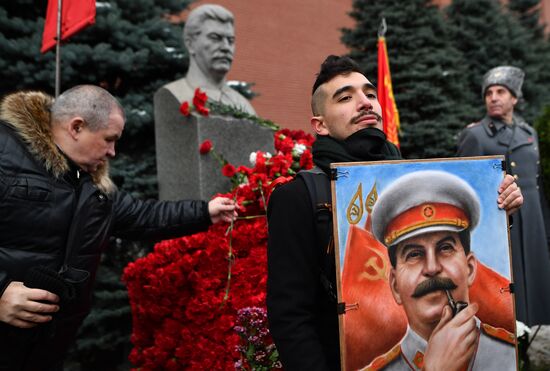 Laying flowers at Joseph Stalin and Felix Dzerzhinsky's graves near Kremlin Wall