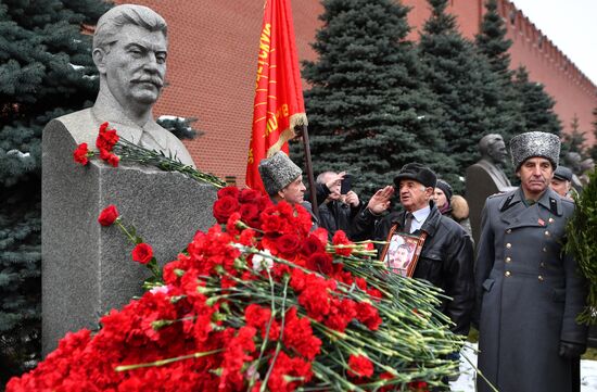 Laying flowers at Joseph Stalin and Felix Dzerzhinsky's graves near Kremlin Wall